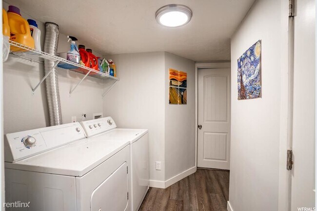 Building Photo - Room for Rent, 2 bath Duplex - 568 East 50...