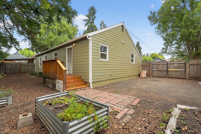 Building Photo - 535 SE 7th Ave