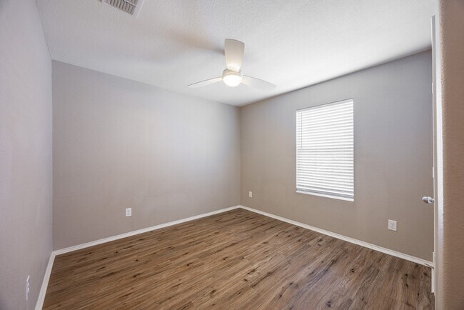 Foto del edificio - 5661 McClelland St