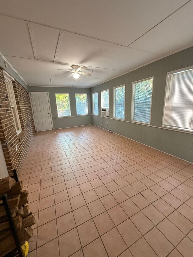 Foto del edificio - Available Now! Charming Watkinsville Home with Large Sunroom & Fenced Yard