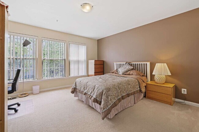 Building Photo - Spacious, Private AND Convenient 2-Level C...