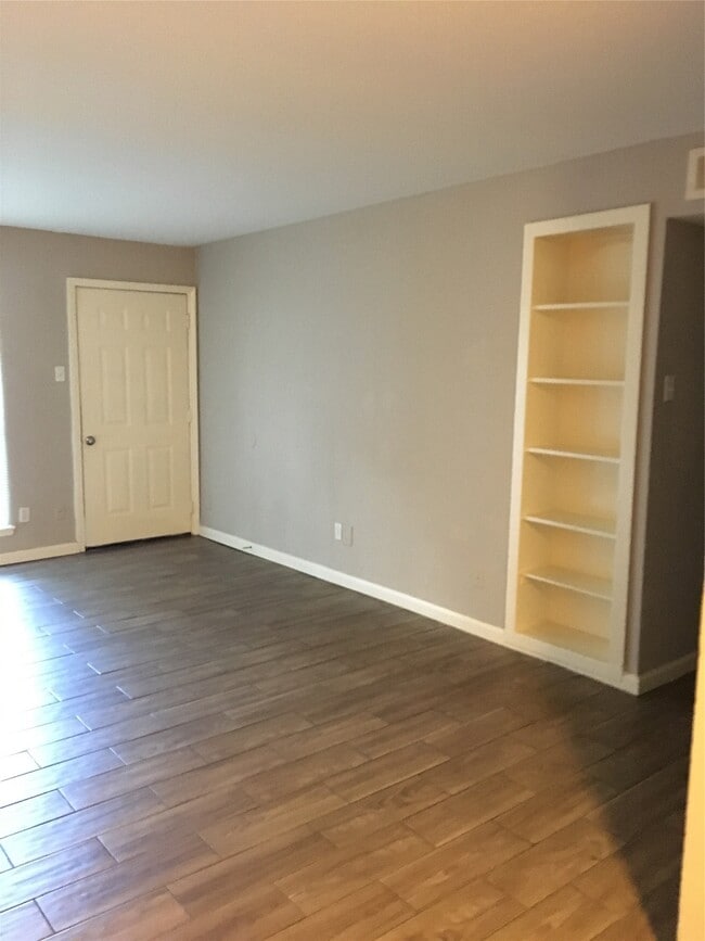 Building Photo - 5625 Antoine Dr