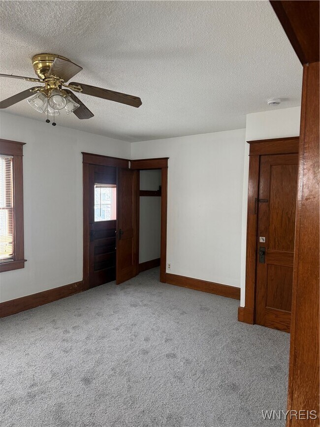 Foto del edificio - 84 W Hazeltine Ave