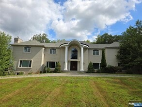Building Photo - 95 Fox Hedge Rd
