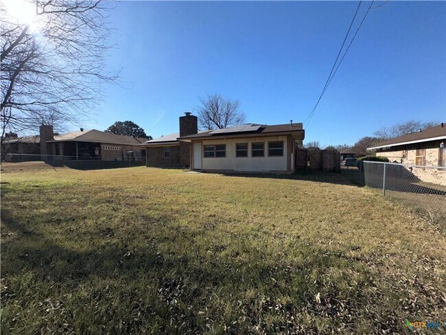 Foto del edificio - Spacious 3 Bedroom Home with Sunroom & Large Backyard