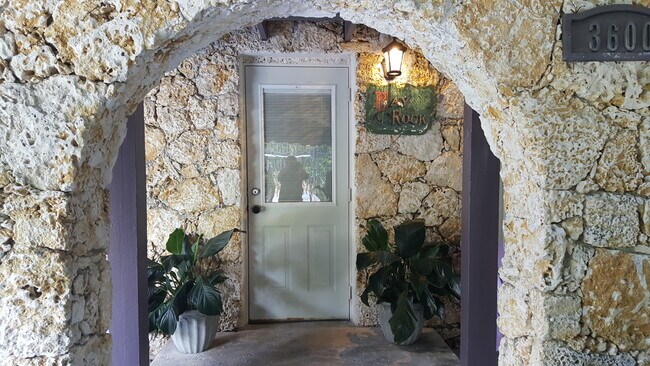 puerta principal - 3600 N Bay Homes Dr