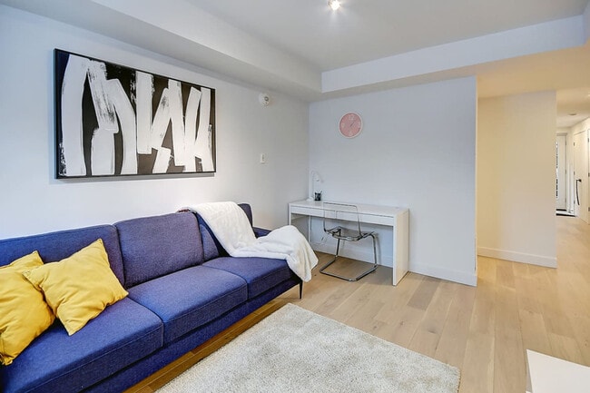 Building Photo - 2320 Rue Sainte-Catherine E