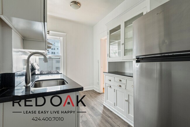 Foto del edificio - ~$200 OFF MONTHLY~ Brilliant Three-Bedroom...