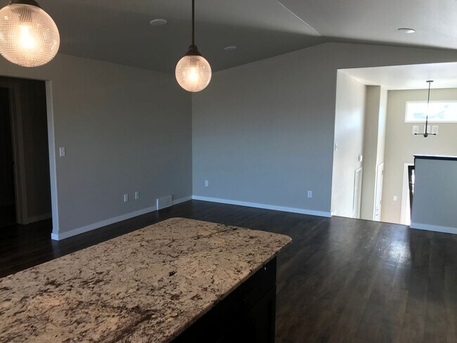 Building Photo - 4 Bed 2 Bath Single Family Home