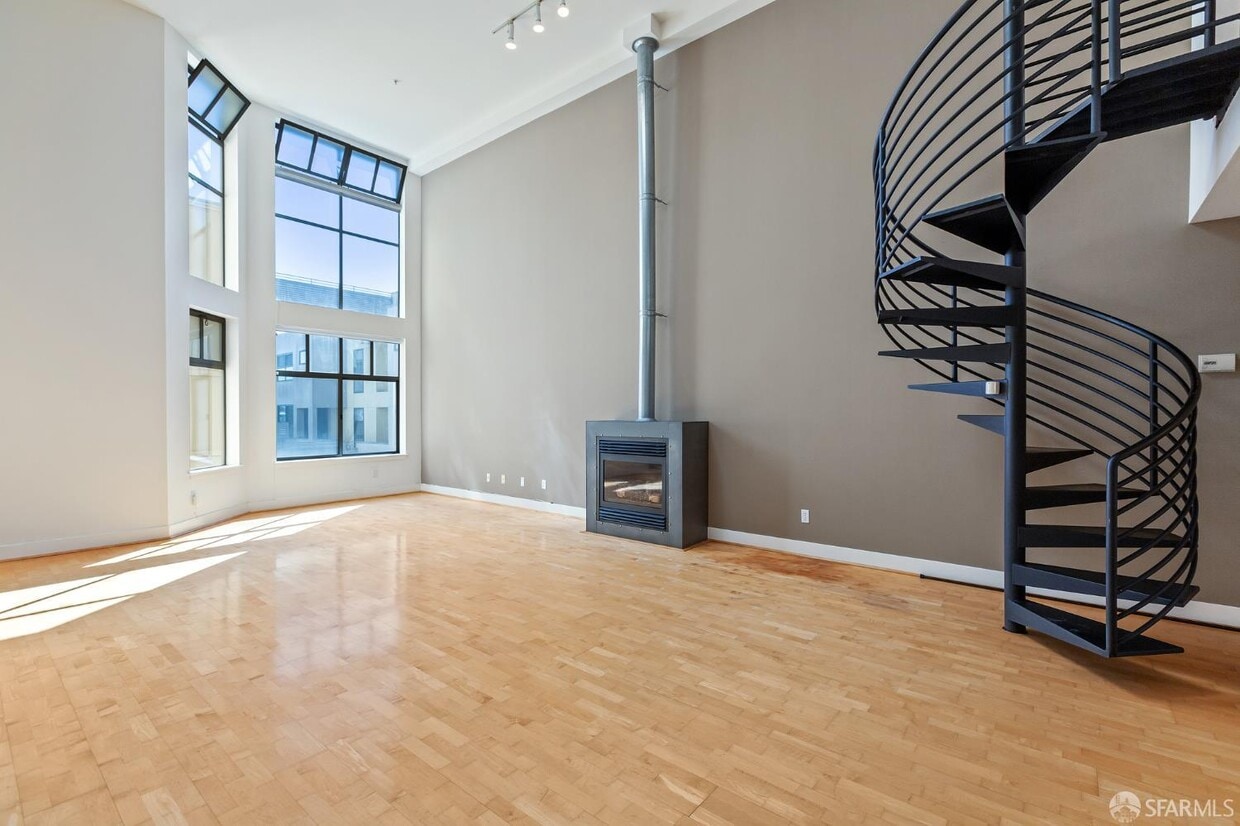 Primary Photo - 125 Gilbert St
