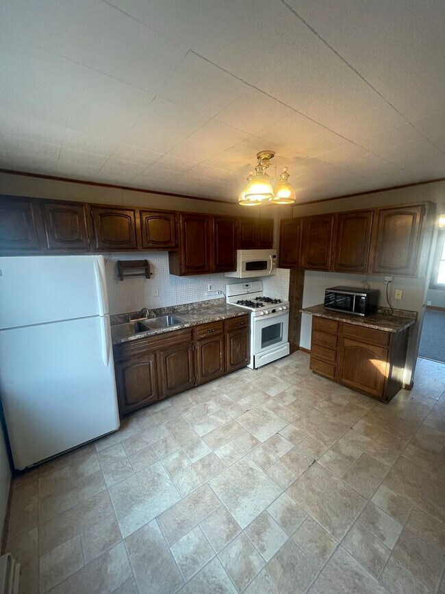 Building Photo - 3 Bedroom 1.5 Bath Single Family