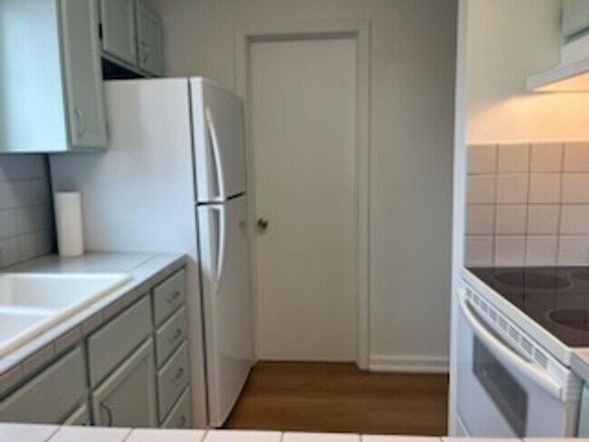 Foto del edificio - **Bright & Updated 2-Bedroom Condo with Water View in Friday Harbor!**