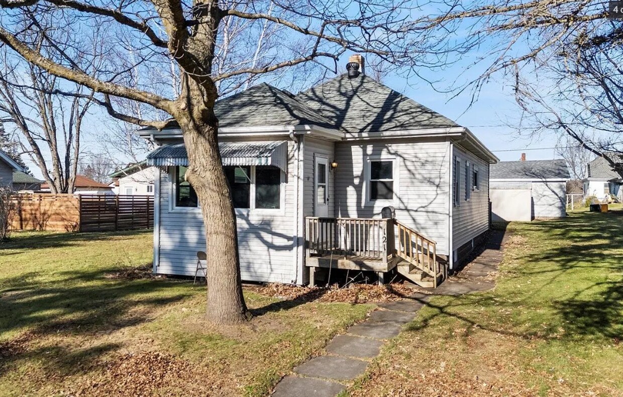 Primary Photo - 121 Oak St