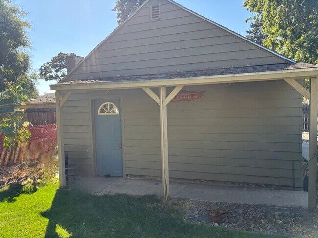 Building Photo - 1850 Amelia St