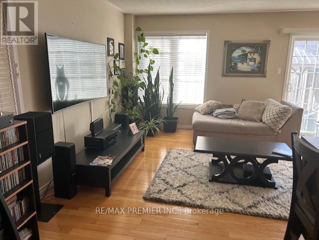 Photo du bâtiment - 111 Crystalview Crescent