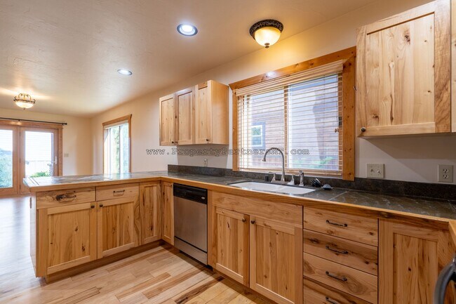 Foto del edificio - Looking for Air Conditioning? - 4 Bed 2.5 Bath upgraded townhome