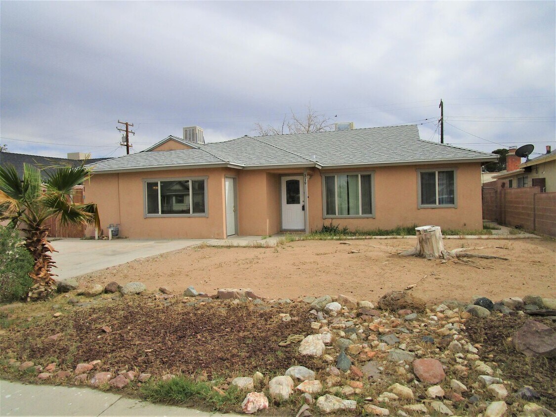 Foto principal - Please contact Vaughn Realty to set up an ...