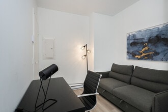 Building Photo - 1055 Rue de la Montagne