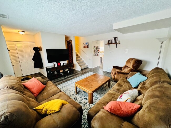 Foto del edificio - $0 DEPOSIT OPTION, TWO STORY TOWNHOME, CARPORT, NEW FLOORING, STORAGE, PRIMARY BED/BATH, A/C