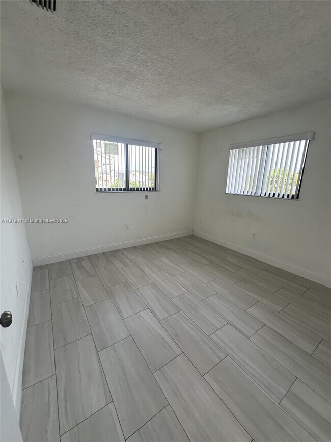 Foto del edificio - 1490 W 42nd Pl