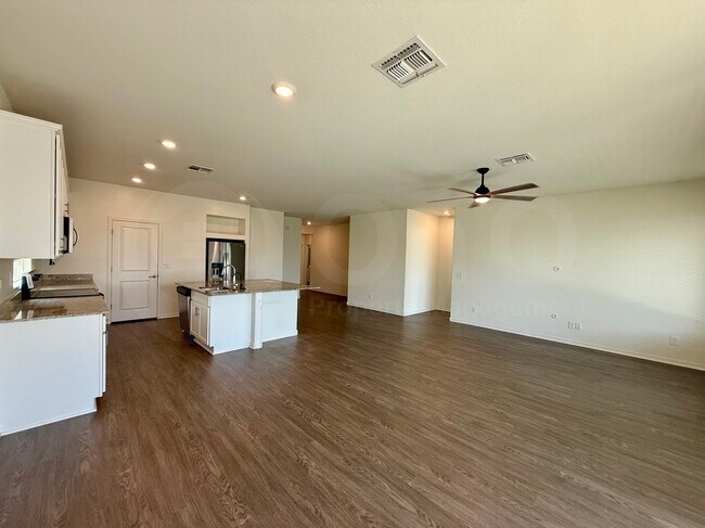 Building Photo - 1647 W Aztec Dr