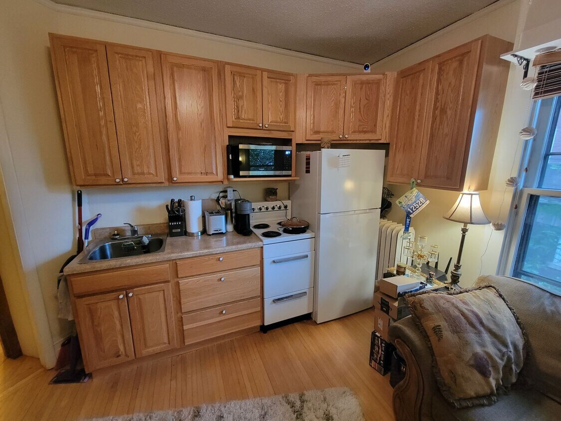Foto del edificio - AVAILABLE AUGUST - Studio Unit on Superior...
