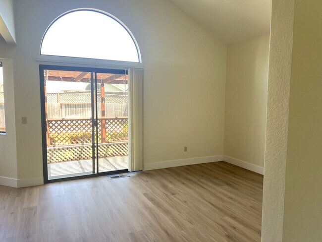 Foto del edificio - 1364 Magnolia Ave