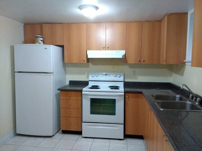 Building Photo - 72 Featherstone Av