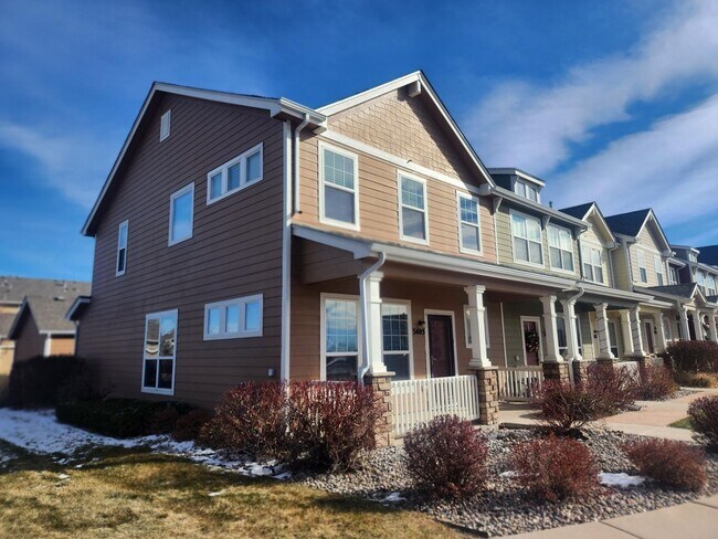 Building Photo - Spacious Townhome with Gorgeous Views & Th...