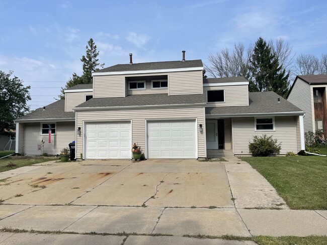 Building Photo - 808 E Sylvan Ave