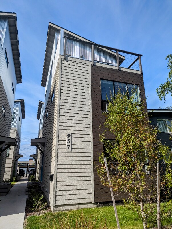 Foto del edificio - 957 W 12th Ave