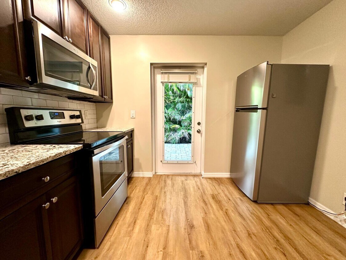 Foto principal - 8903 Burma Rd
