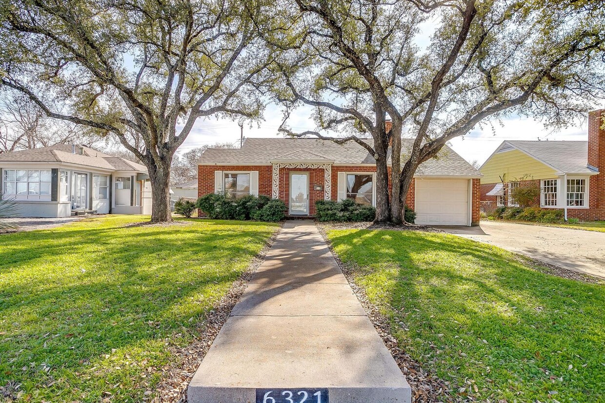 Primary Photo - 2 Bed with backyard