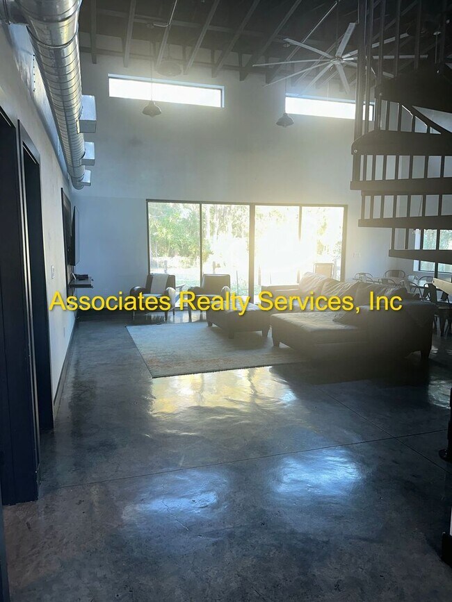 Foto del edificio - Modern Industrial 2Bed/2Bath Plus Loft in NW Gainesville
