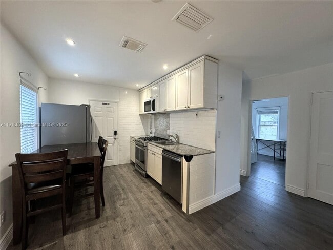 Building Photo - 2309 Van Buren St