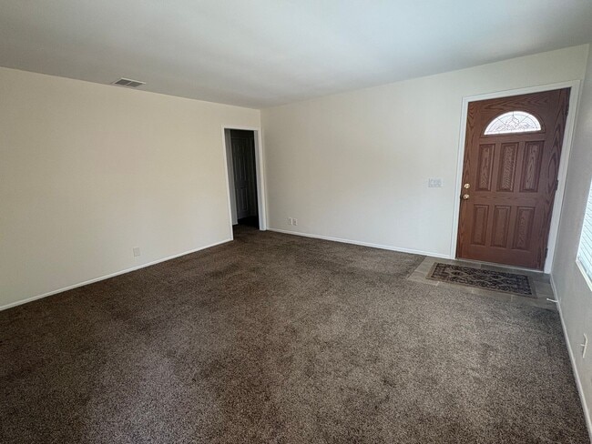 Building Photo - Charming, Single-Story & Move-In Ready