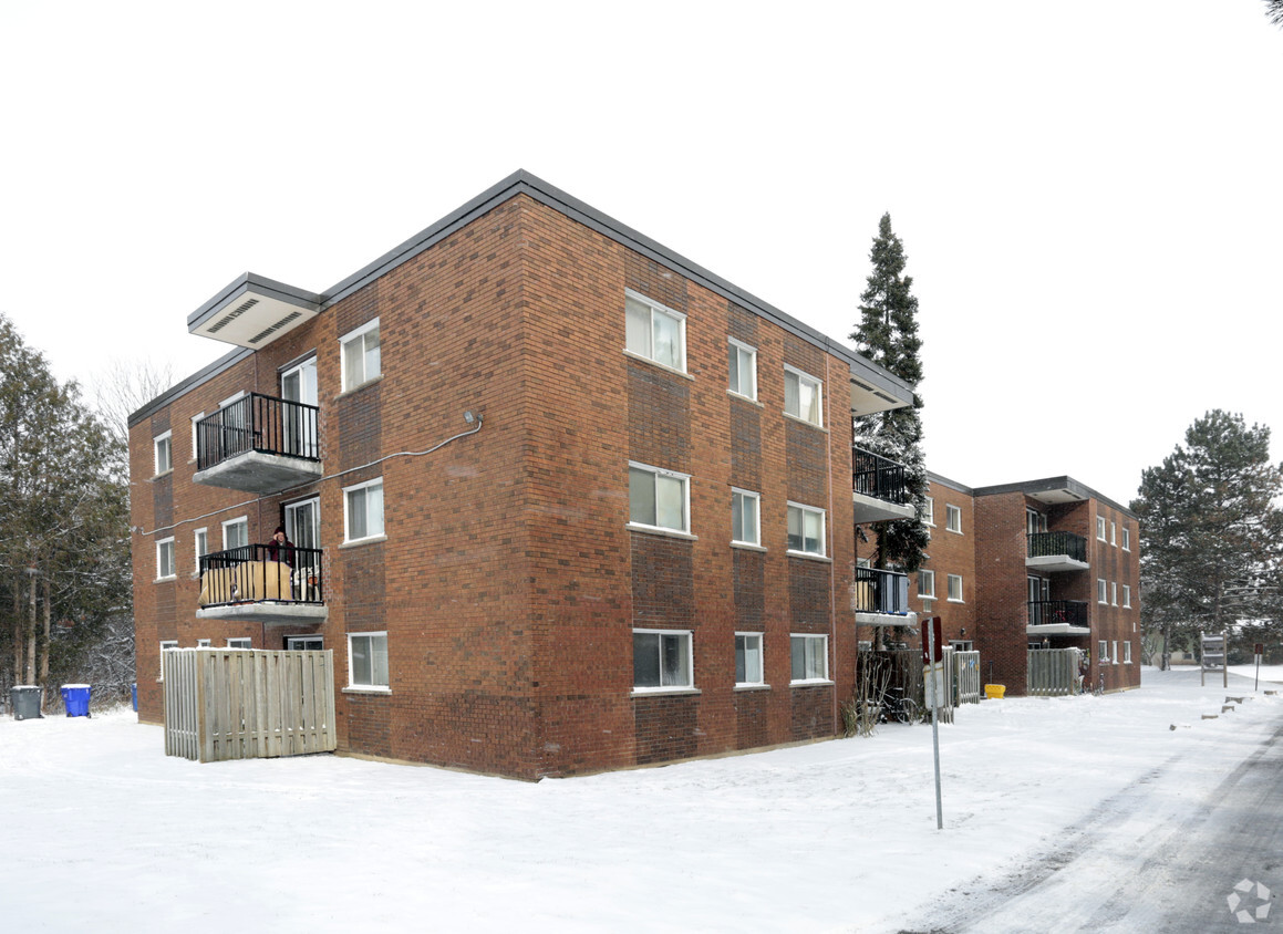 Primary Photo - 525 Albert St