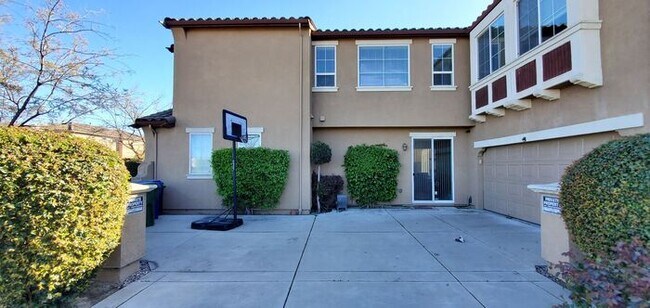 Foto del edificio - North East Turlock Beautiful 3 Bedroom 3 B...
