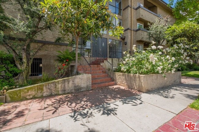Building Photo - 320 E Stocker St