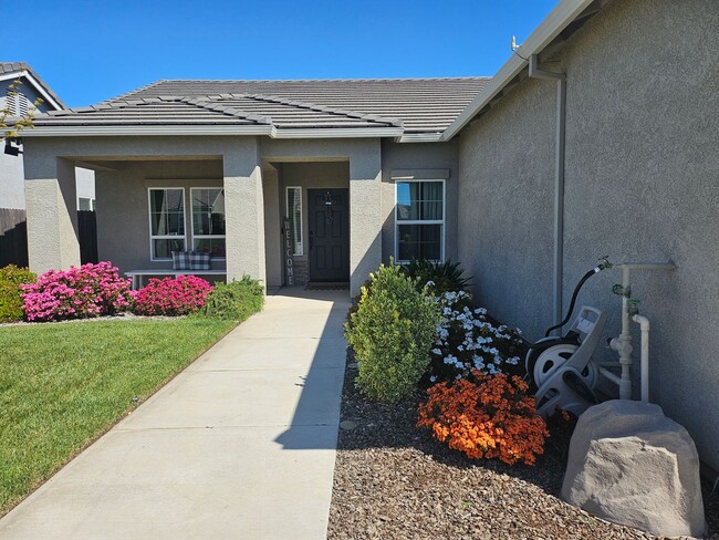 Building Photo - MUST SEE 4 Bedroom 2 bath