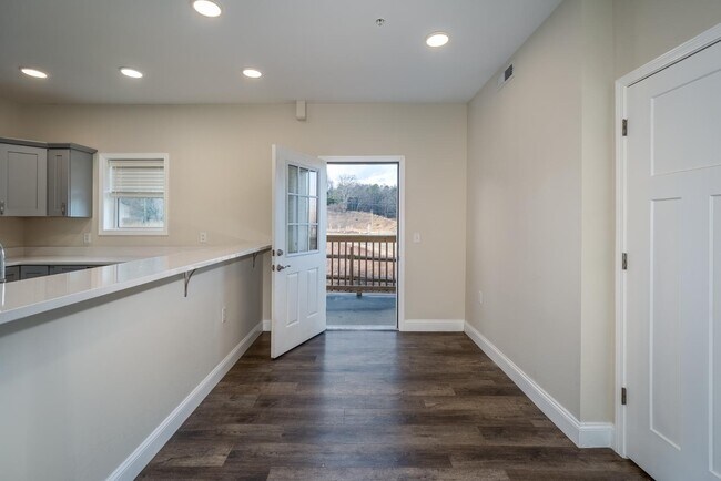 Foto del edificio - 71 Maple Grove Ln