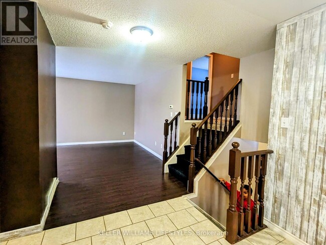 Building Photo - 582 Talltree Crescent