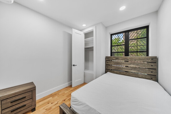 Foto del edificio - 558 E 191st St