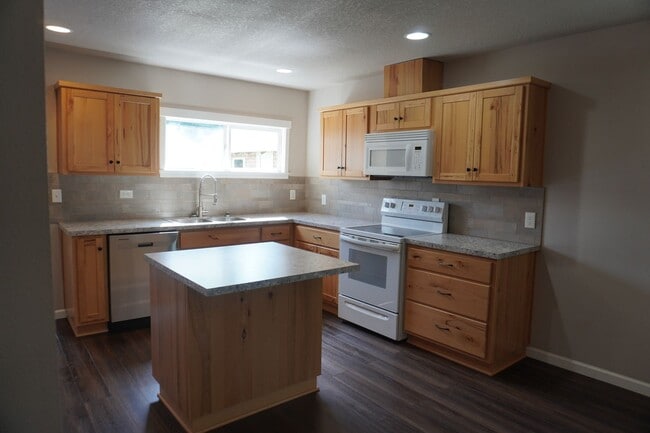 Building Photo - 205 N Hubbard Ave