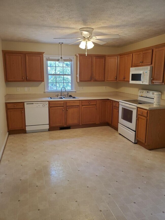 Foto del edificio - Chesterfield-4 bed 3 1/2 bath Home with 2 Primary Bedrooms