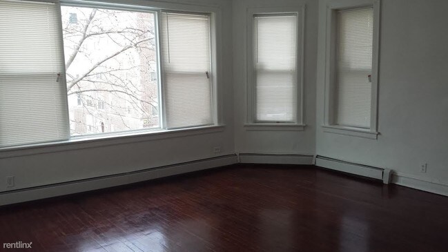 Building Photo - 3 br, 1 bath Apartment - 7325 S Phillips Ave