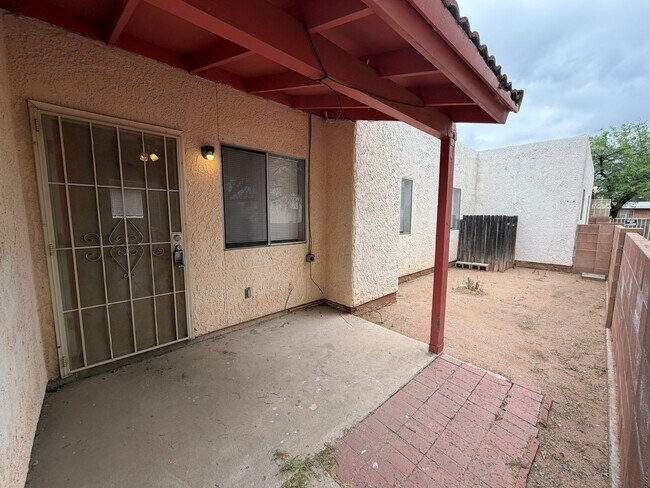 Foto del edificio - 2327 N Dodge Blvd