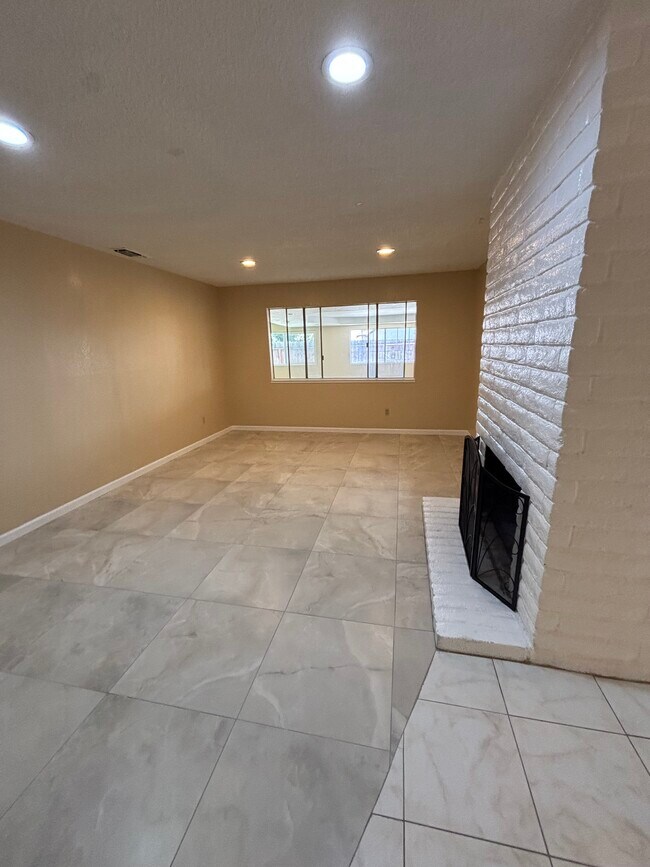 Foto del edificio - 9121 Eaglepoint Ln