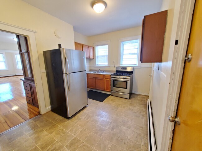 Building Photo - 18 Benson St