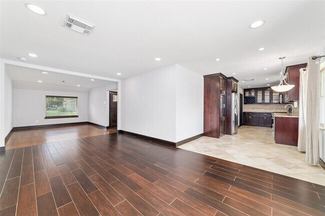 Building Photo - 5418 Poinciana Dr